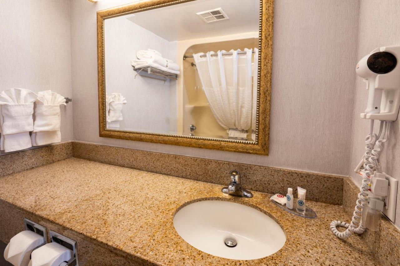 Comfort Hotel & Suites Peterborough Esterno foto