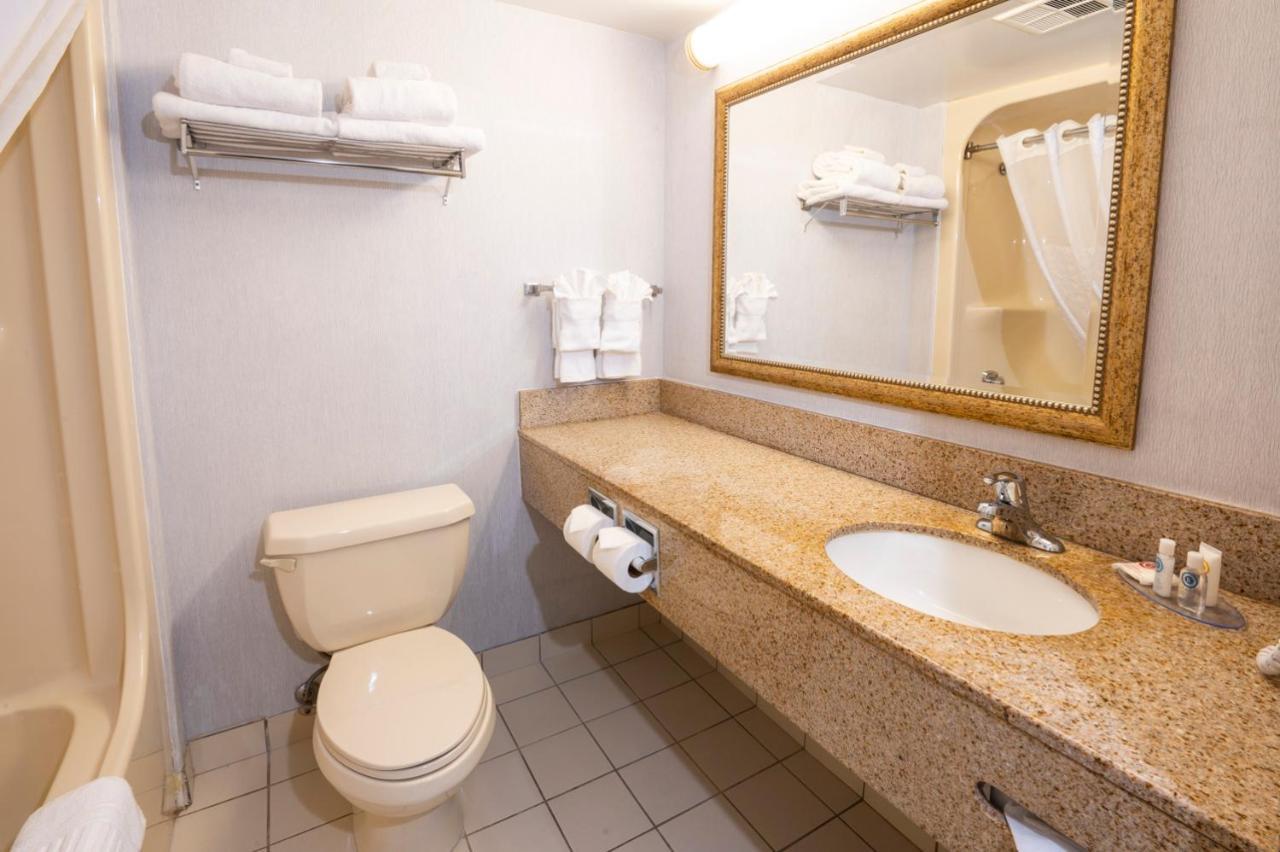 Comfort Hotel & Suites Peterborough Esterno foto