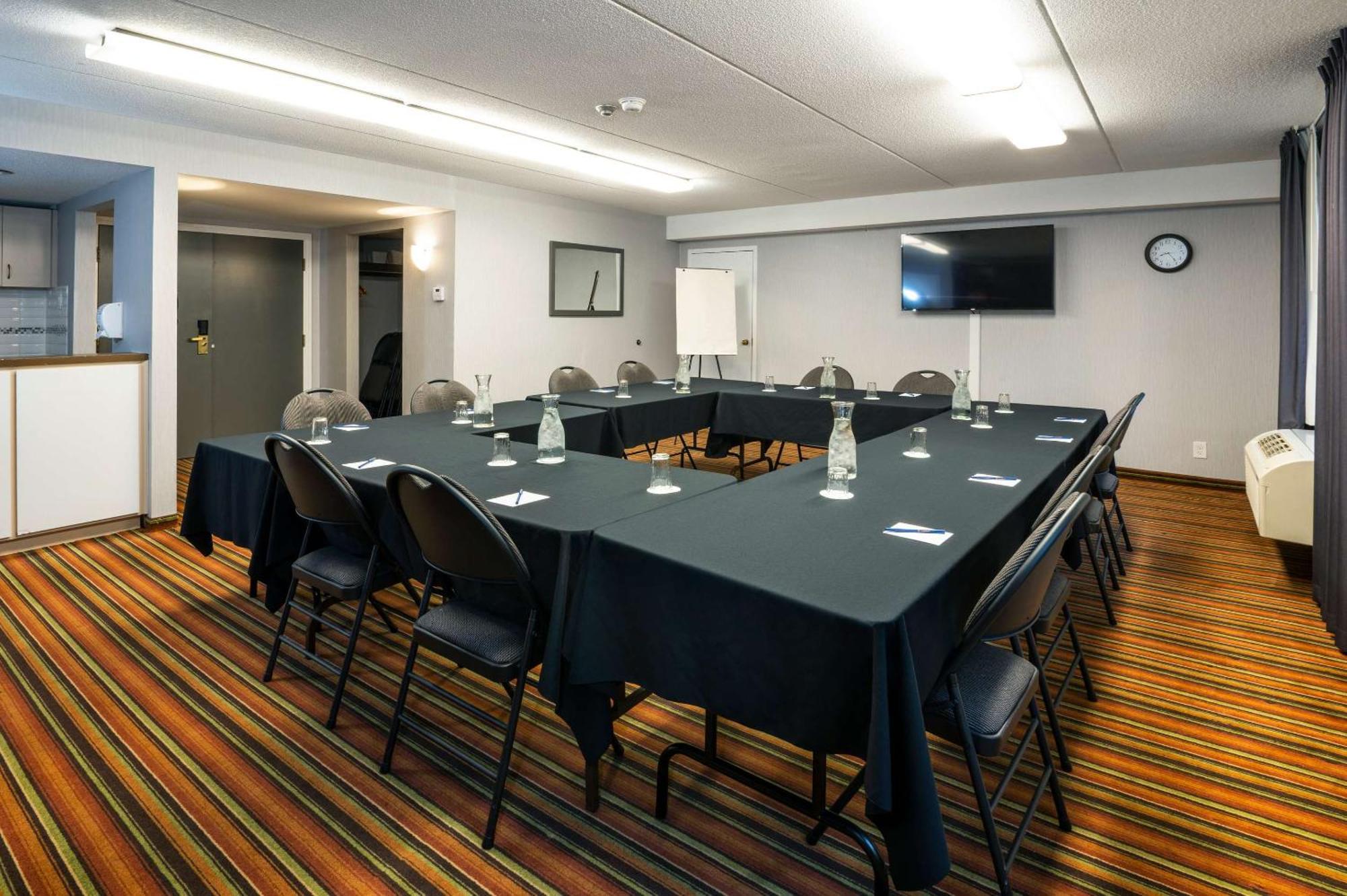 Comfort Hotel & Suites Peterborough Esterno foto