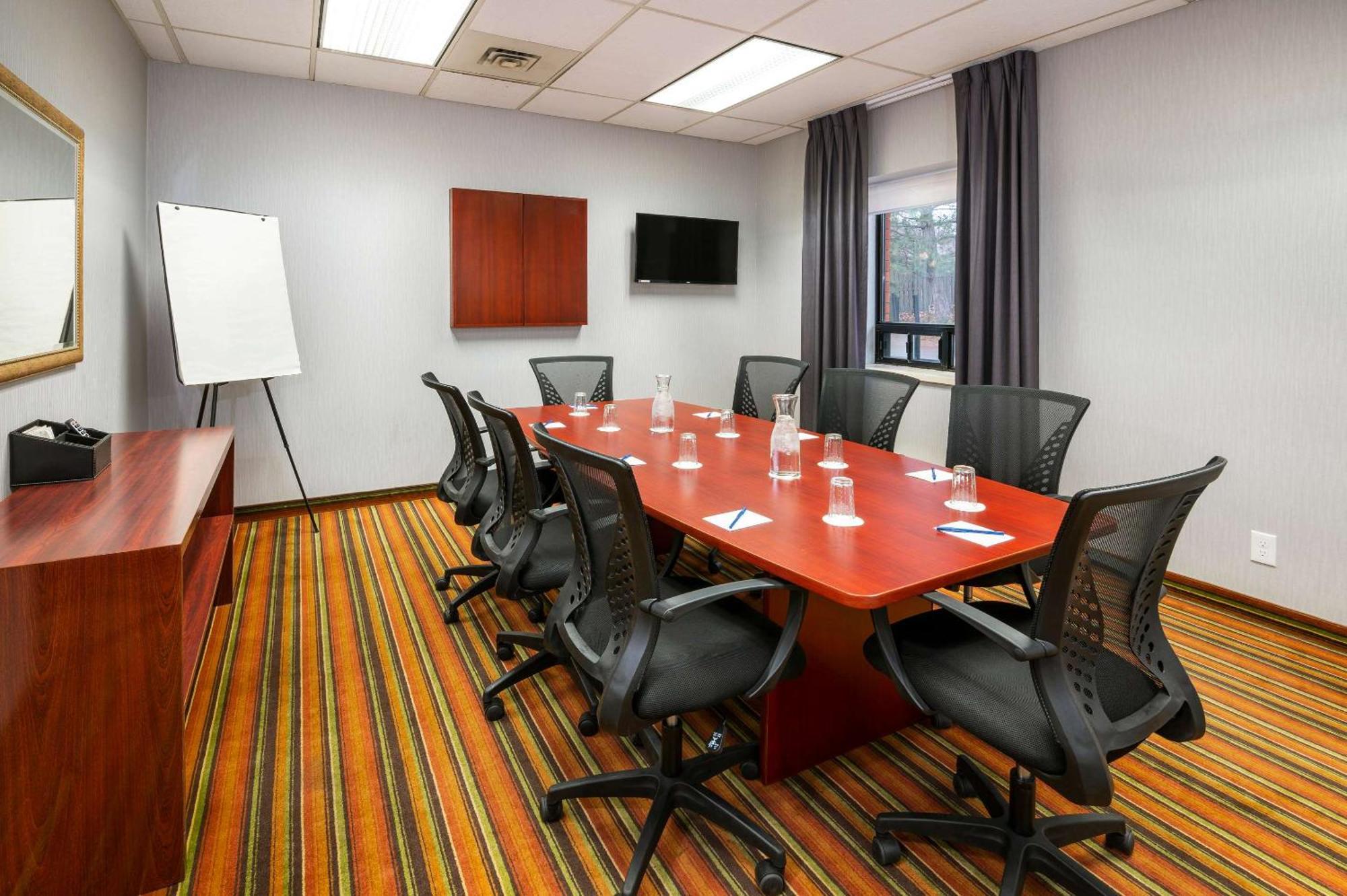 Comfort Hotel & Suites Peterborough Esterno foto