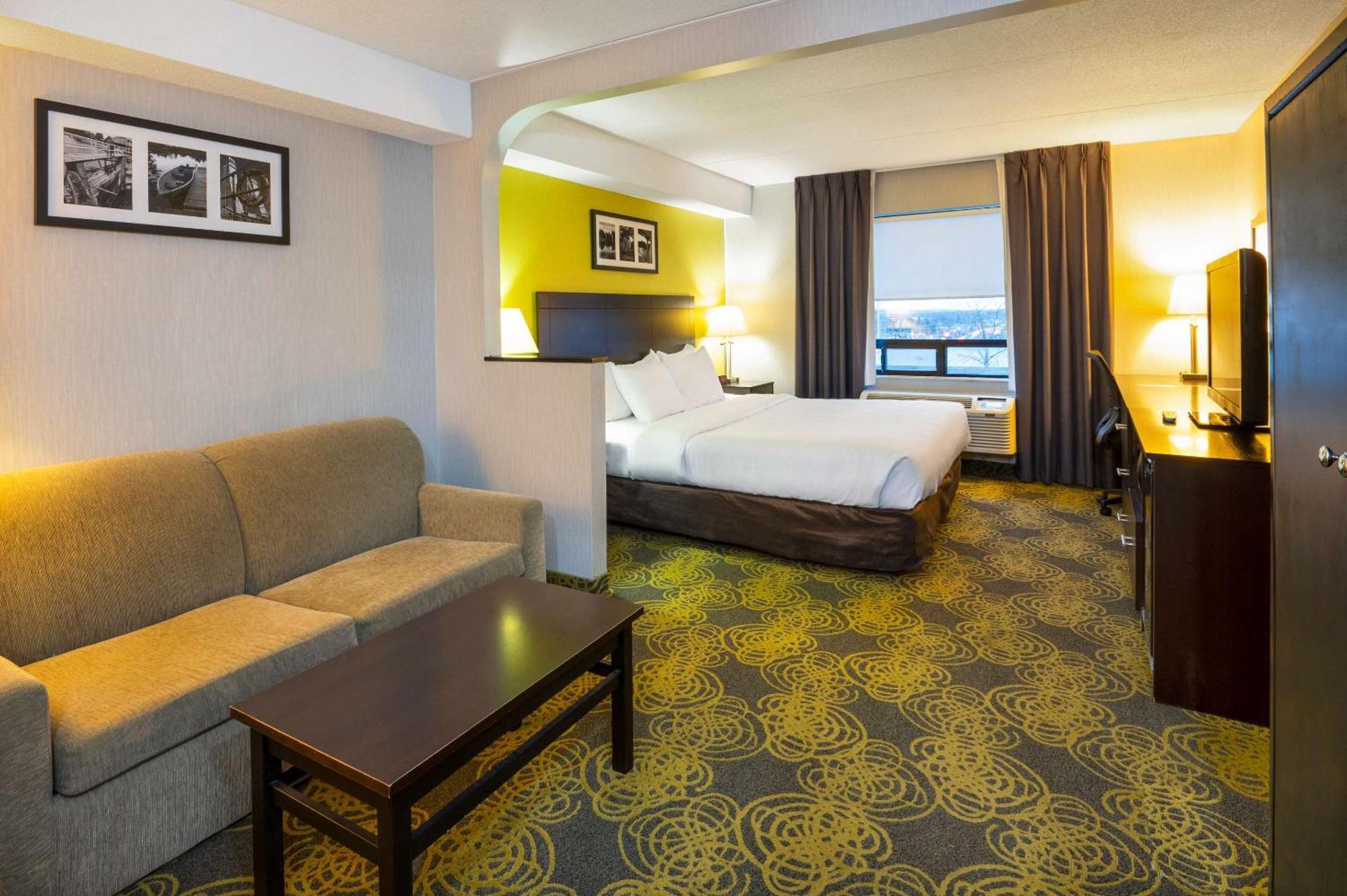 Comfort Hotel & Suites Peterborough Esterno foto