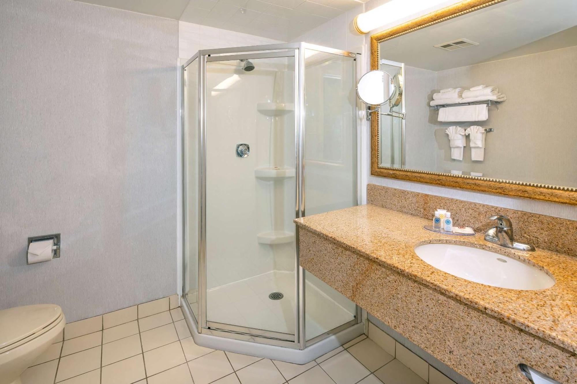 Comfort Hotel & Suites Peterborough Esterno foto