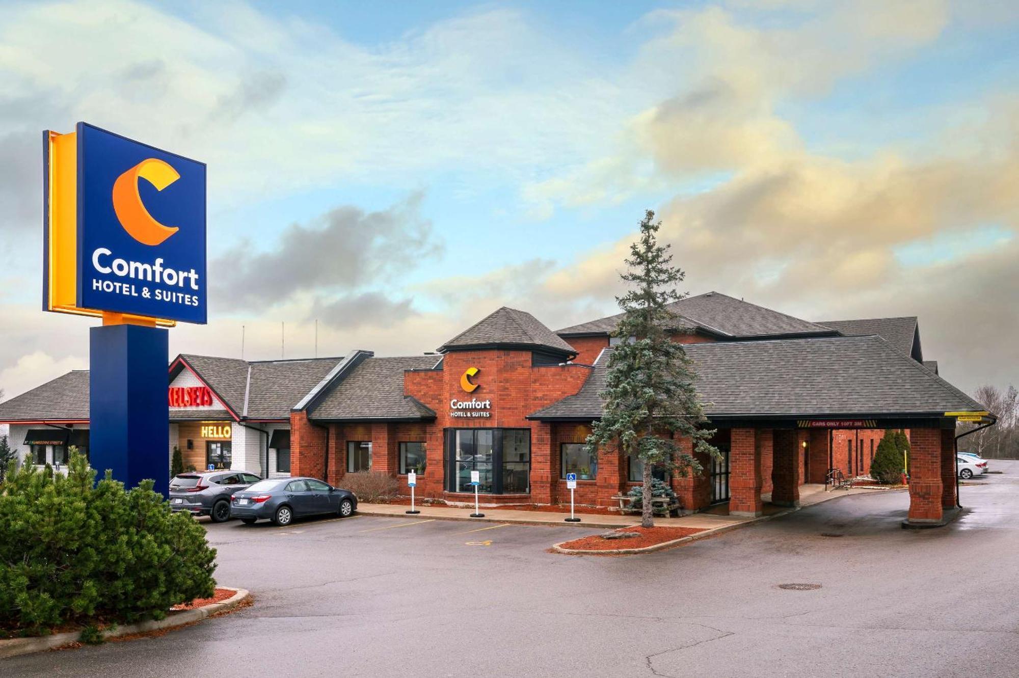 Comfort Hotel & Suites Peterborough Esterno foto