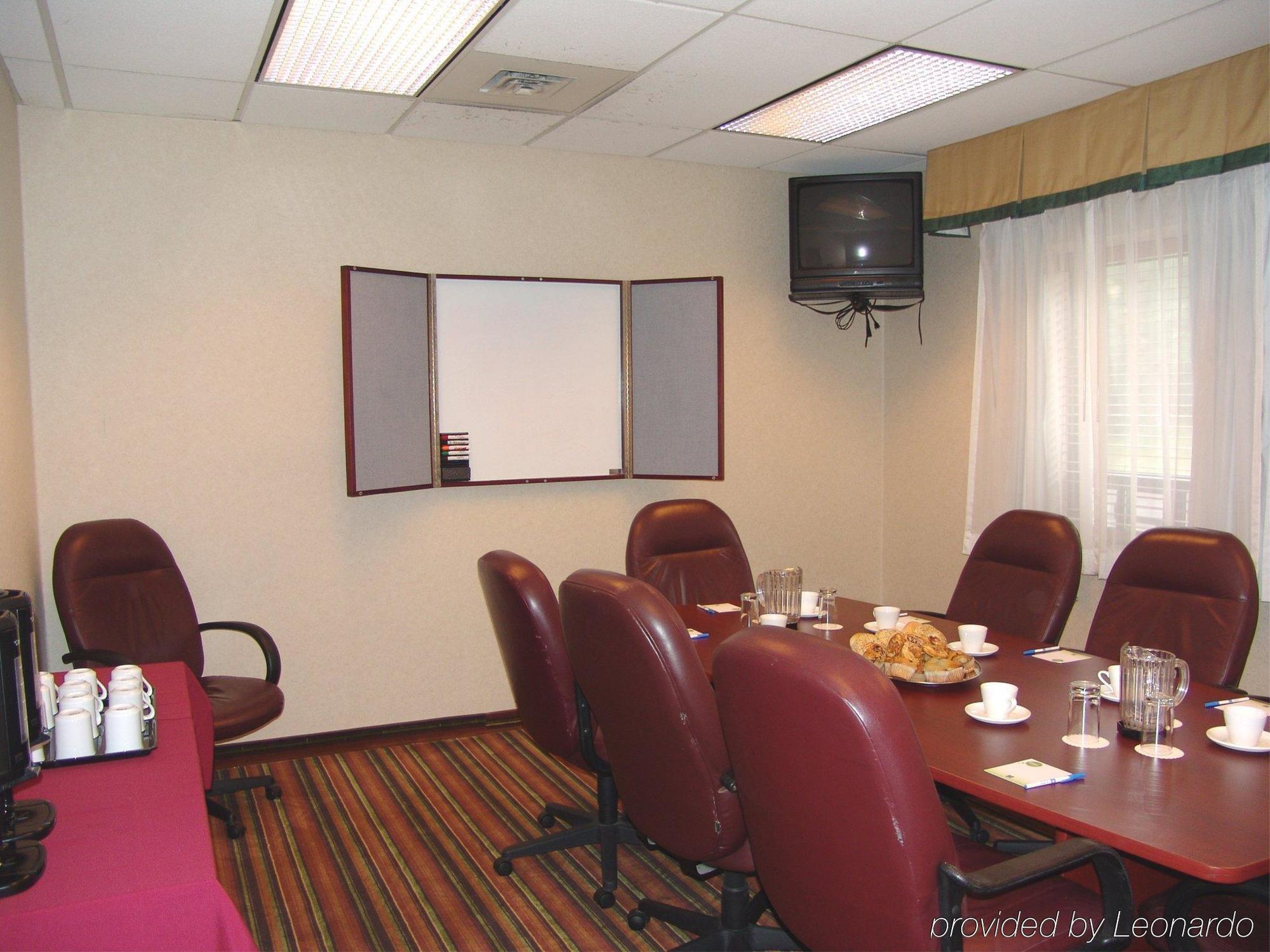 Comfort Hotel & Suites Peterborough Esterno foto
