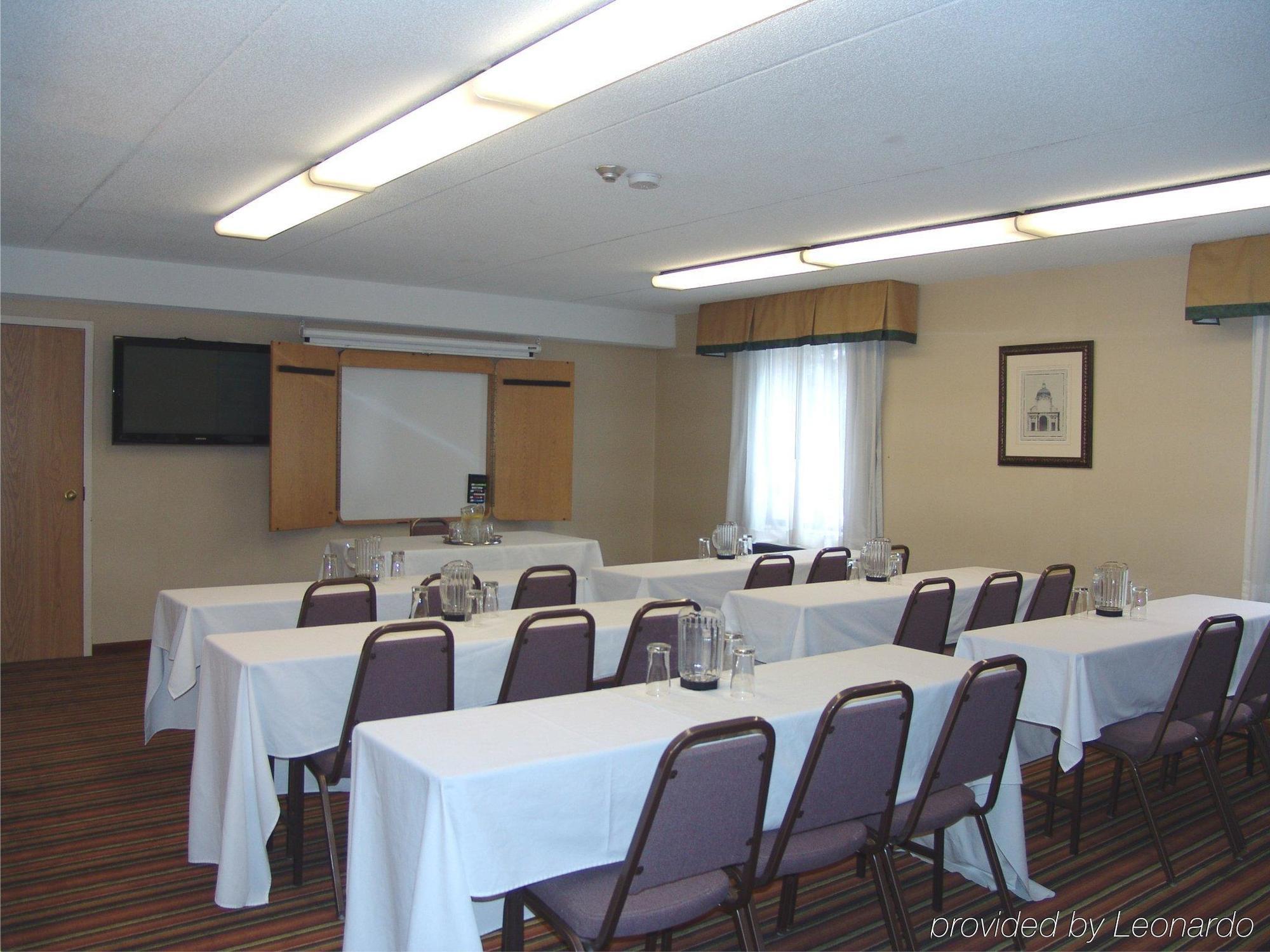 Comfort Hotel & Suites Peterborough Esterno foto
